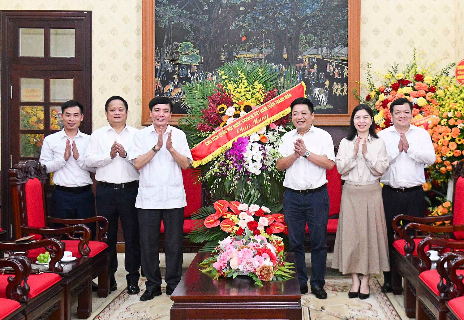 Tổng Thư ký Quốc hội, Chủ nhiệm Văn phòng Quốc hội Bùi Văn Cường thăm, chúc mừng Báo Nhân dân