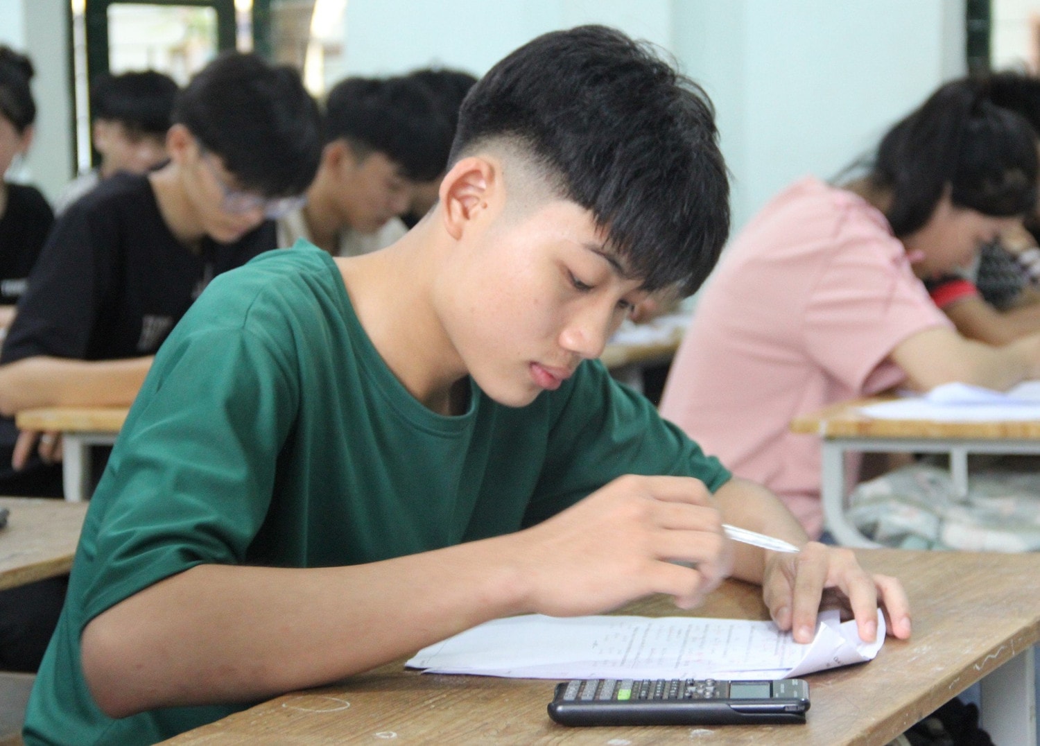 Đôi chân trần cõng bạn đến trường… câu chuyện cổ tích về tình bạn -0