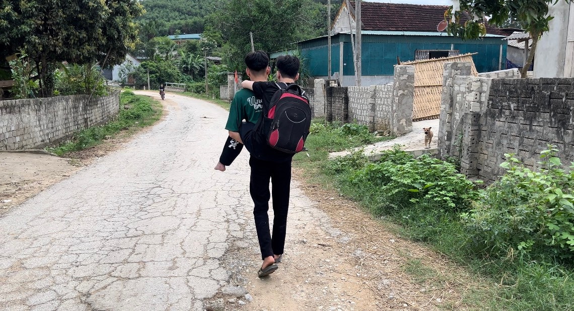 Đôi chân trần cõng bạn đến trường… câu chuyện cổ tích về tình bạn -0
