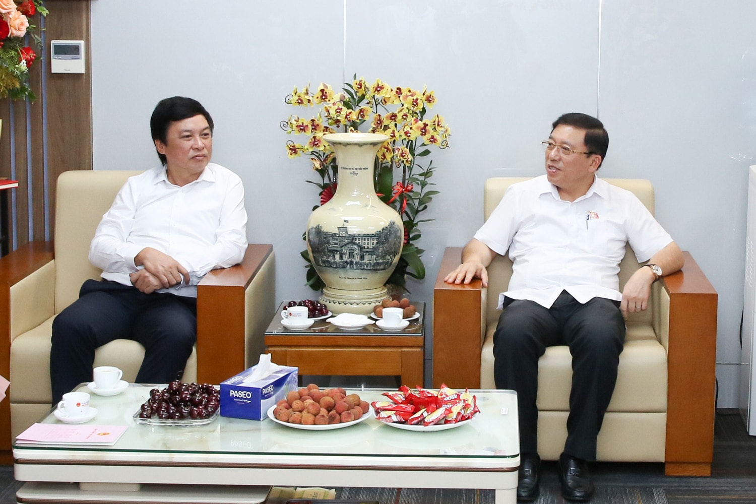 Phó trưởng Ban Công tác đại biểu thuộc Ủy ban Thường vụ Quốc hội Nguyễn Tuấn Anh và Phó Tổng Biên tập Lê Thanh Kim. Ảnh: Duy Thông Lãnh đạo các cơ quan của Quốc hội, địa phương chúc mừng Báo Đại biểu Nhân dân -0