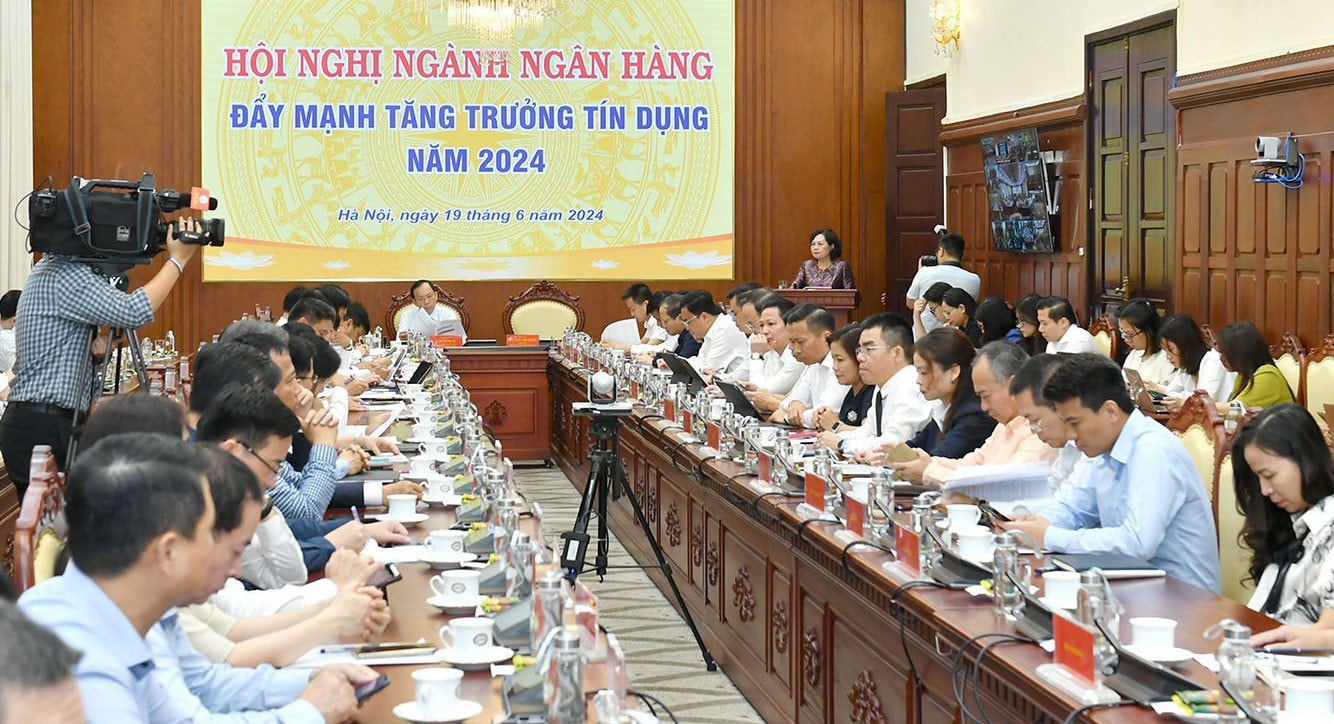Tốc độ tăng trưởng tín dụng cải thiện dần qua các tháng -0