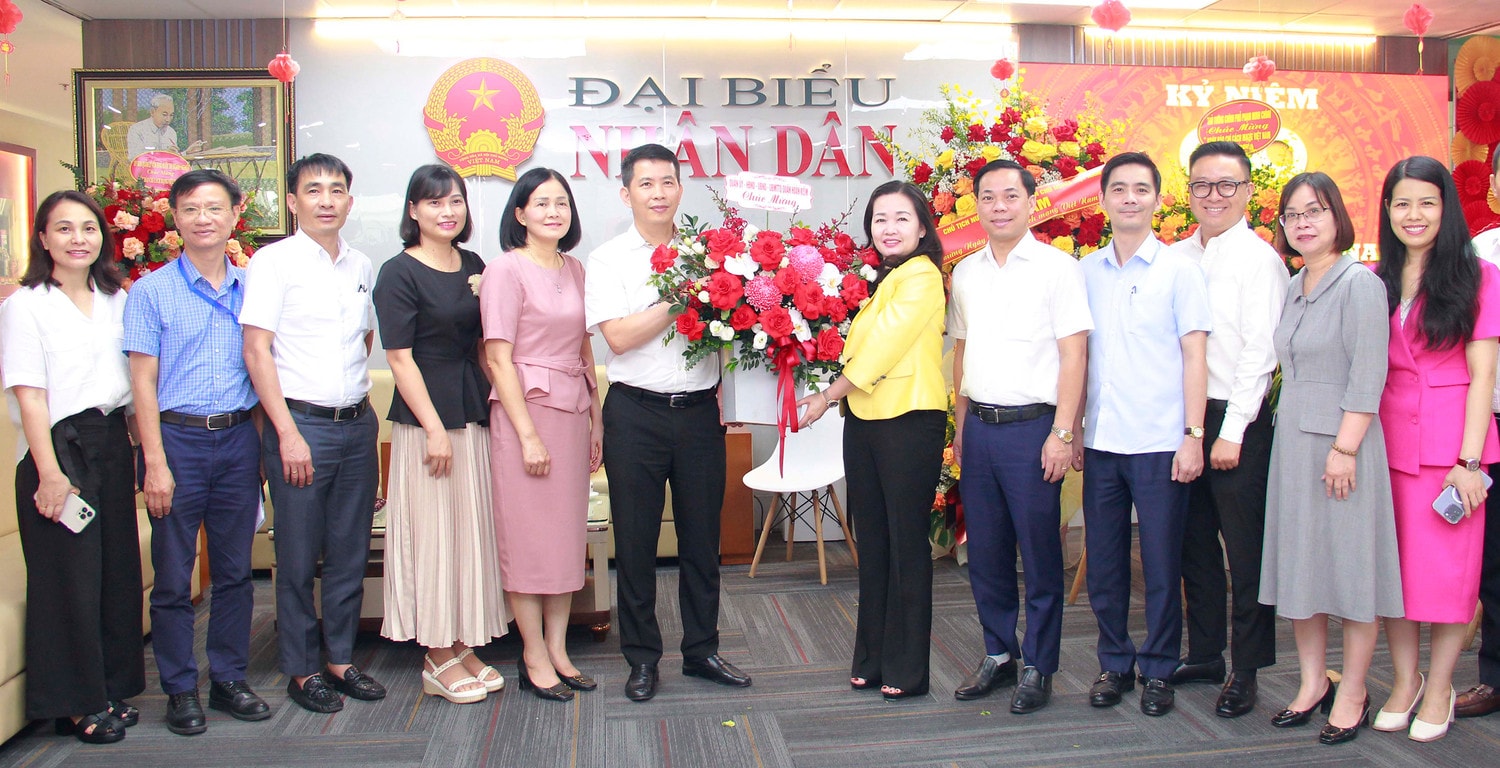 Phó Bí thư Quận uỷ, Chủ tịch UBND quận Hoàn Kiếm Phạm Tuấn Long thay mặt Quận uỷ, HĐND, UBND, UBMTTQ Quận Hoàn Kiếm tặng hoa Chúc mừng Báo Đại biểu Nhân dân. Ảnh: Khánh Duy Lãnh đạo Đảng, Nhà nước và các bộ, ngành, địa phương chúc mừng Báo Đại biểu Nhân dân -0