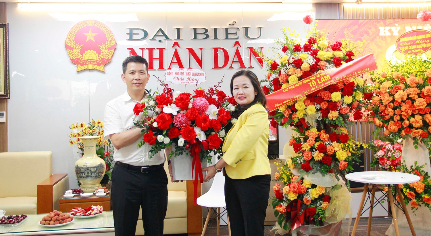 Quận ủy - HĐND - UBND - MTTQ quận Hoàn Kiếm thăm, chúc mừng Báo Đại biểu Nhân dân nhân kỷ niệm 99 năm Ngày Báo chí Cách mạng Việt Nam (21.6.1925 - 21.6.2024). Ảnh: Khánh Duy Lãnh đạo Đảng, Nhà nước và các bộ, ngành, địa phương chúc mừng Báo Đại biểu Nhân dân -0