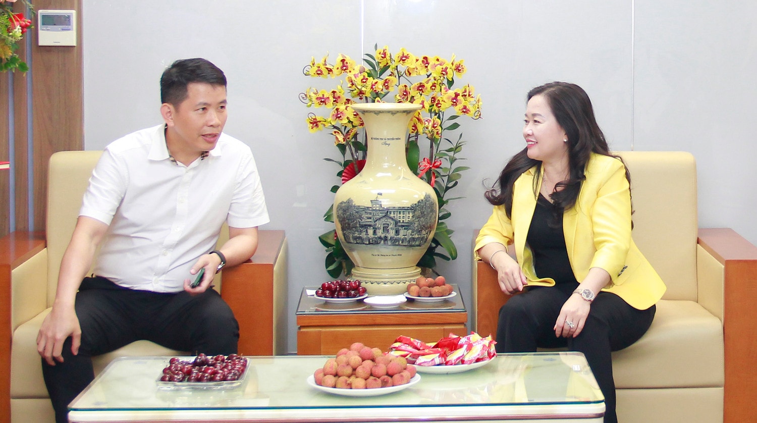 Phó Bí thư Quận ủy, Chủ tịch UBND Quận Hoàn Kiếm Phạm Tuấn Long và Tổng Biên tập Báo Đại biểu Nhân dân. Ảnh: Khánh Duy Lãnh đạo Đảng, Nhà nước và các bộ, ngành, địa phương chúc mừng Báo Đại biểu Nhân dân -0