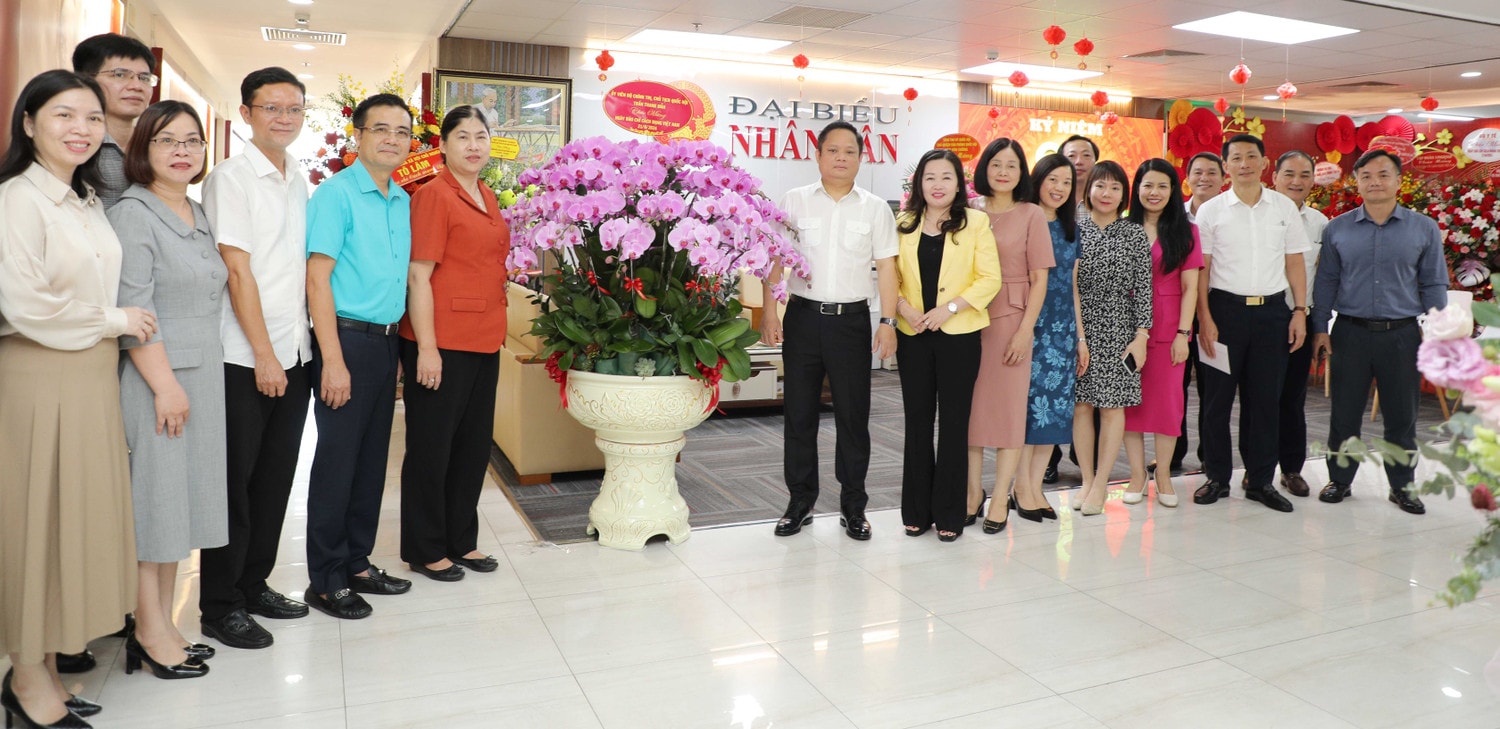 Phó Chủ nhiệm Văn phòng Quốc hội, Chủ tịch Công đoàn cơ quan Văn phòng Quốc hội Vũ Minh Tuấn cùng lãnh đạo, cán bộ, biên tập viên và người lao động Báo Đại biểu Nhân dân chụp ảnh lưu niệm . Ảnh: Khánh Duy Đảng ủy - Lãnh đạo Văn phòng Quốc hội thăm, chúc mừng Báo Đại biểu Nhân dân -0