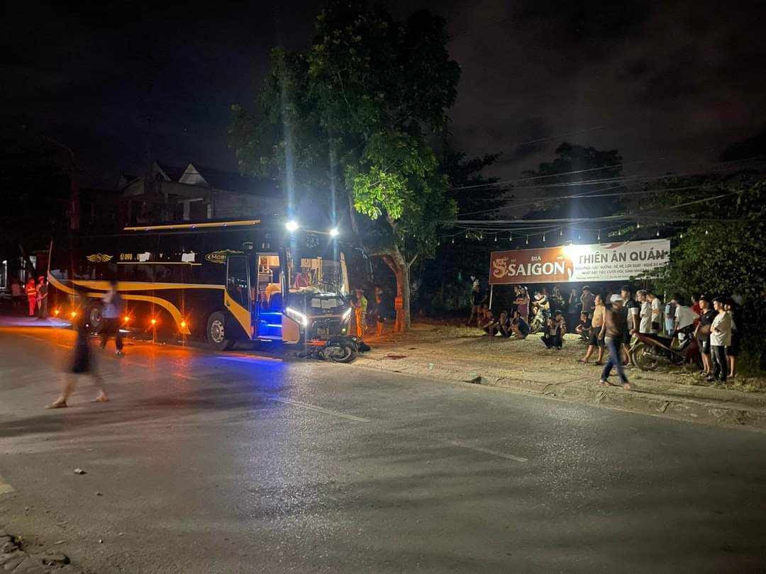 Xe máy đối đầu ô tô khách, 2 thanh niên tử vong -0