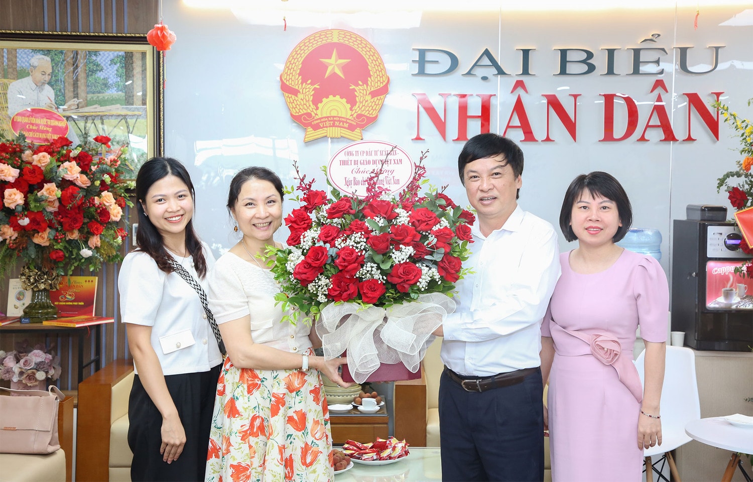 Lãnh đạo các cơ quan của Quốc hội, địa phương chúc mừng Báo Đại biểu Nhân dân -0