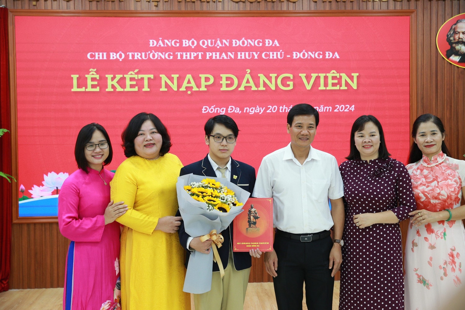 Hà Nội: Học sinh đầu tiên của Trường THPT Phan Huy Chú - Đống Đa được kết nạp Đảng -0