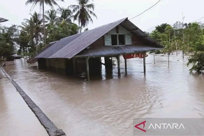 A house is inundated by floods in West Nias, North Sumatra, on June 16, 2024. (Photo: ANTARA) Indonesia: Over 4,000 people isolated due to floods, landslides -0