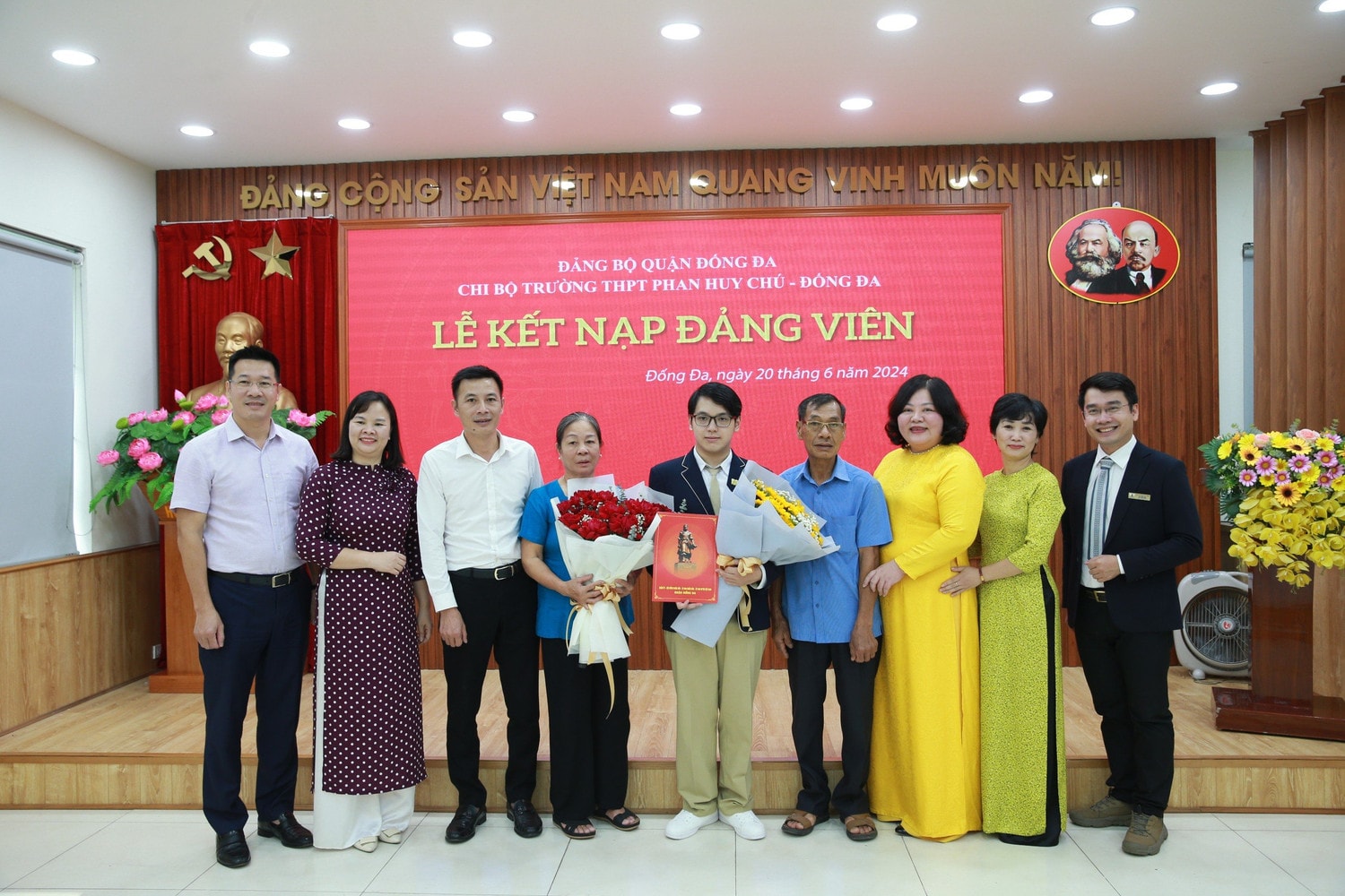Hà Nội: Học sinh đầu tiên của Trường THPT Phan Huy Chú - Đống Đa được kết nạp Đảng -0