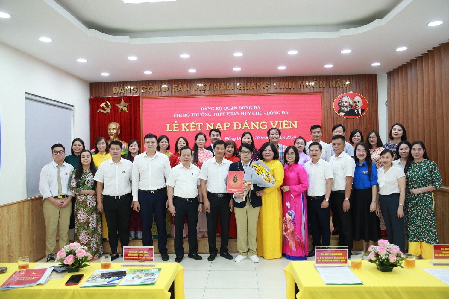 Hà Nội: Học sinh đầu tiên của Trường THPT Phan Huy Chú - Đống Đa được kết nạp Đảng -0