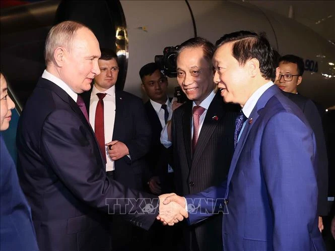Russian President Vladimir Vladimirovich Putin at the Noi Bai International Airport in Hanoi. Photo: VNA Russian President Vladimir Putin starts state visit to Vietnam -0