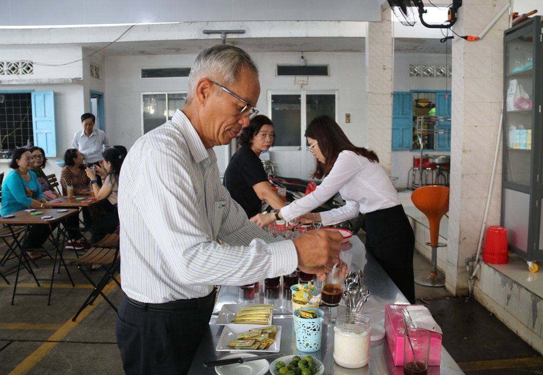 Khách đến với "cà phê y tế" đều tự pha ly cà phê của mình Cà phê y tế Đồng Tháp - nơi chia sẻ chuyện nghề của các y, bác sĩ