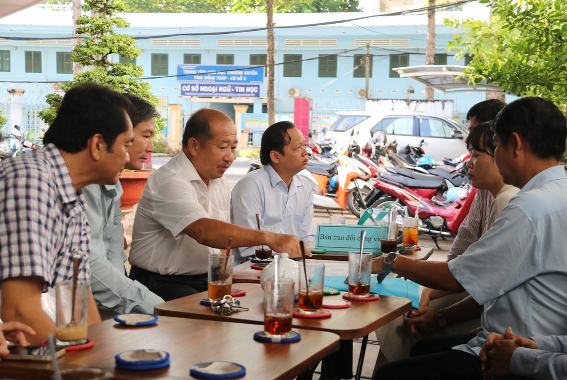 Giám đốc Sở Y tế Đồng Tháp Đoàn Tấn Bửu (thứ 3 bên trái) trao đổi với lãnh đạo TP Cao Lãnh về việc chuẩn bị đầu tư Trung tâm Y tế TP. Cao Lãnh tại quán "cà phê y tế" Cà phê y tế Đồng Tháp - nơi chia sẻ chuyện nghề của các y, bác sĩ