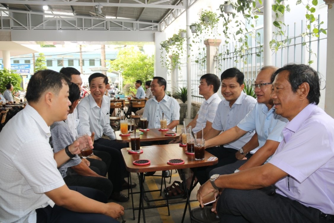 Khách đến uống cà phê chủ yếu là y, bác sĩ đang công tác tại các cơ sở y tế trên địa bàn TP. Cao Lãnh Cà phê y tế Đồng Tháp - nơi chia sẻ chuyện nghề của các y, bác sĩ