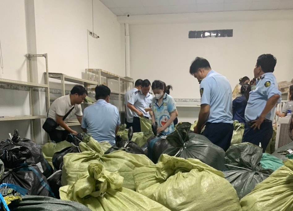 Cà Mau: Thu giữ 10 tấn hàng hóa để bán livestream -0