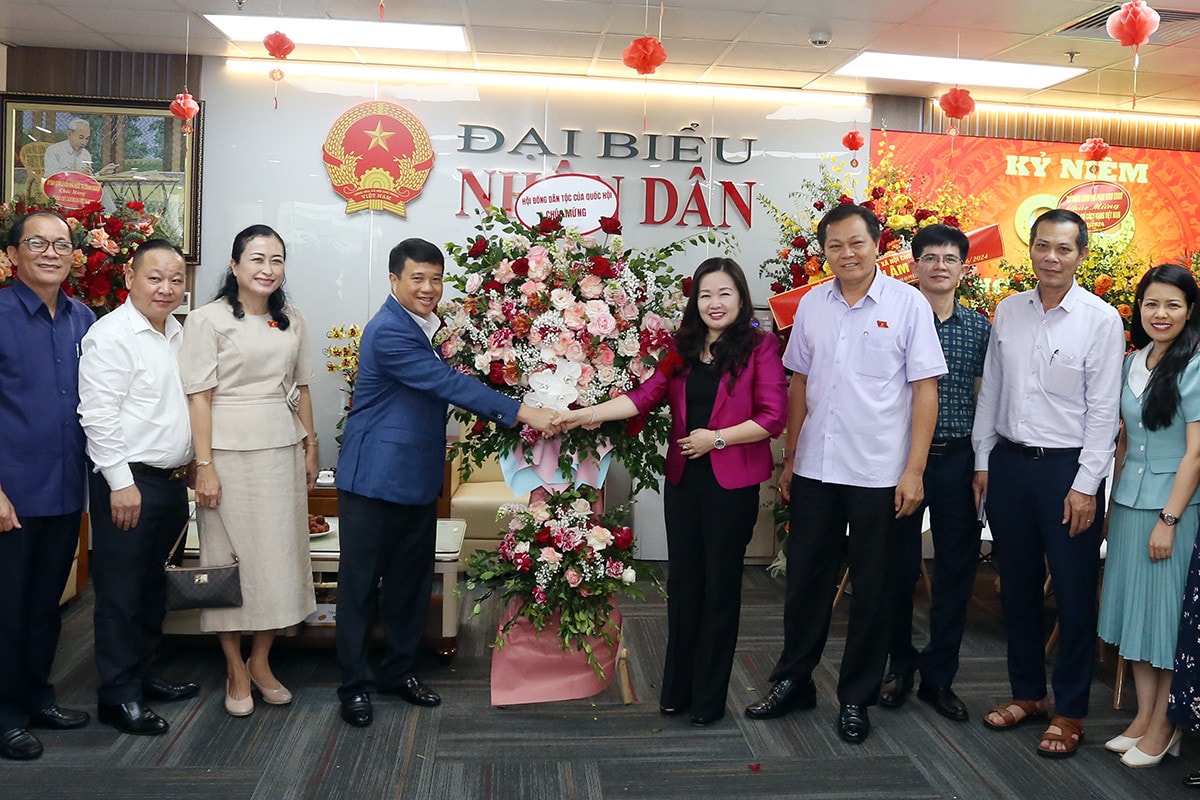 Chủ tịch Hội đồng Dân tộc Y Thanh Hà Niê Kđăm chúc mừng Báo Đại biểu Nhân dân -1