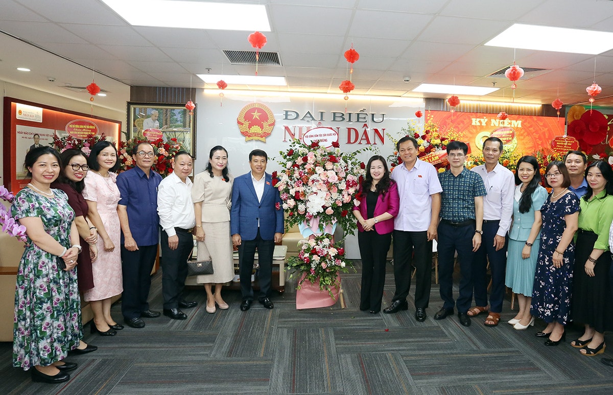 Chủ tịch Hội đồng Dân tộc Y Thanh Hà Niê Kđăm chúc mừng Báo Đại biểu Nhân dân -2