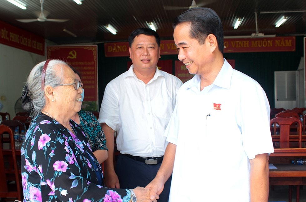 Ủy viên Ban Thường vụ Tỉnh ủy, Chủ tịch HĐND tỉnh Đồng Nai Thái Bảo trò chuyện với cử tri huyện Nhơn Trạch sau hội nghị tiếp xúc cử tri. Ảnh Hồ Thảo