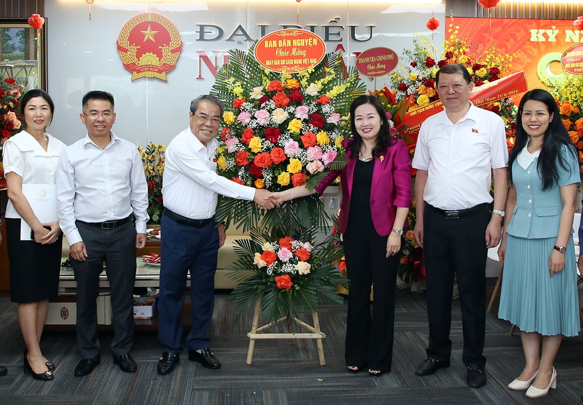 Lãnh đạo Đảng, Nhà nước và các bộ, ngành, địa phương chúc mừng Báo Đại biểu Nhân dân -2