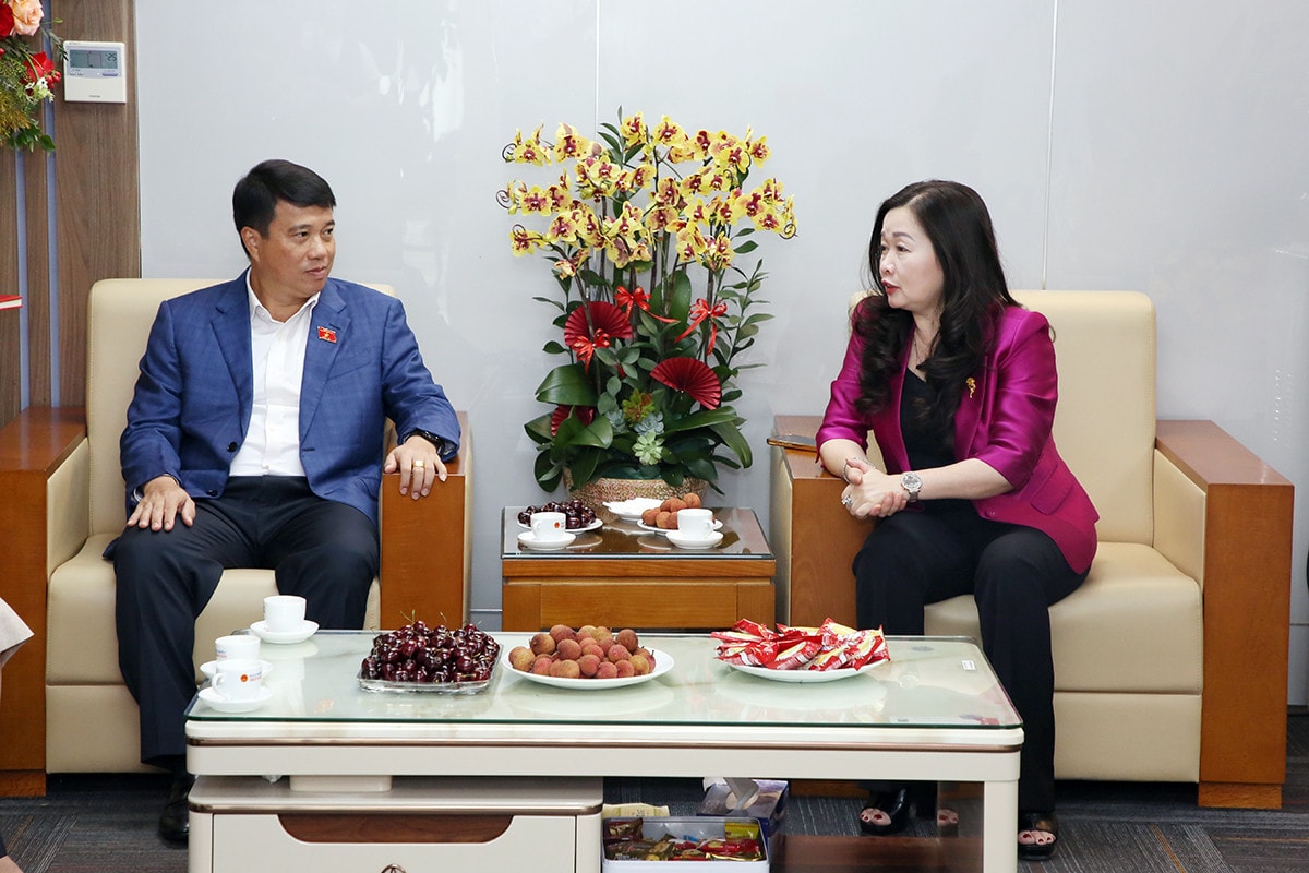 Chủ tịch Hội đồng Dân tộc Y Thanh Hà Niê Kđăm chúc mừng Báo Đại biểu Nhân dân