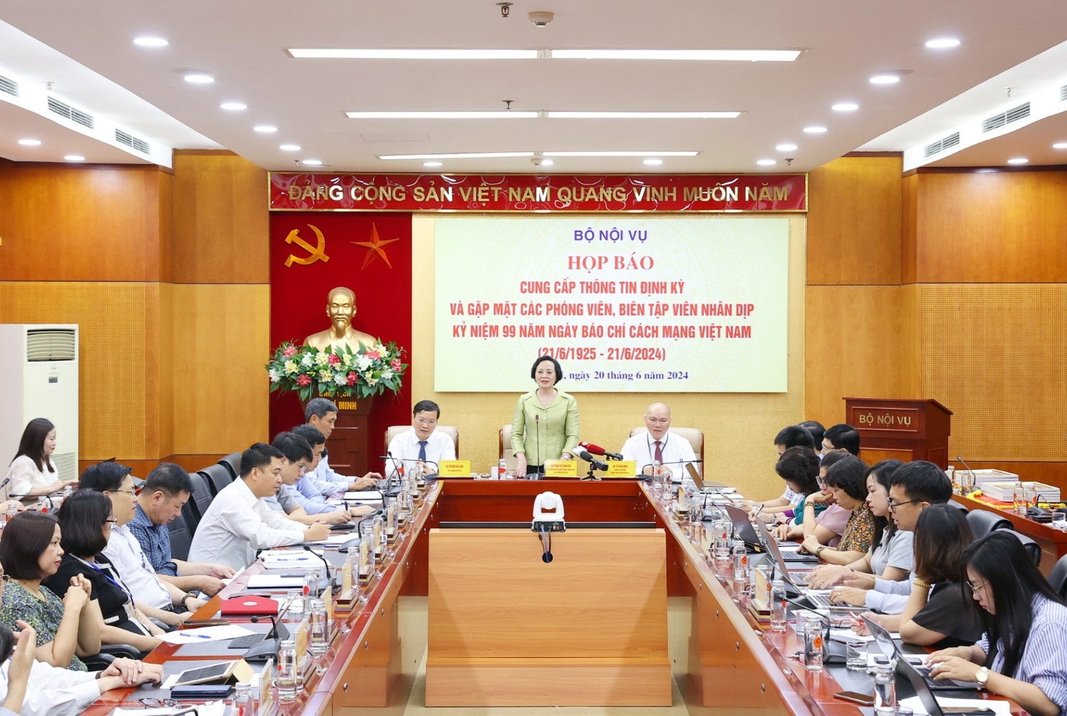 Từ ngày 1.7, tăng 30% lương cơ sở cho cán bộ, công chức, viên chức -0