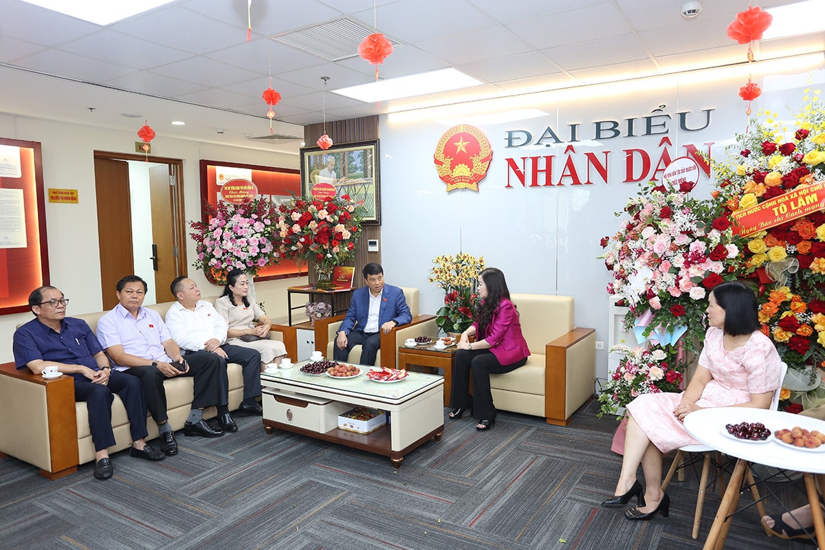 Chủ tịch Hội đồng Dân tộc Y Thanh Hà Niê Kđăm chúc mừng Báo Đại biểu Nhân dân -4