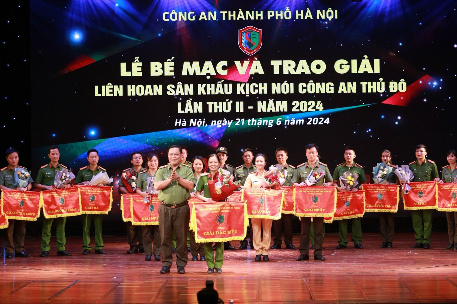Ban tổ chức trao giải cho các đội thi.