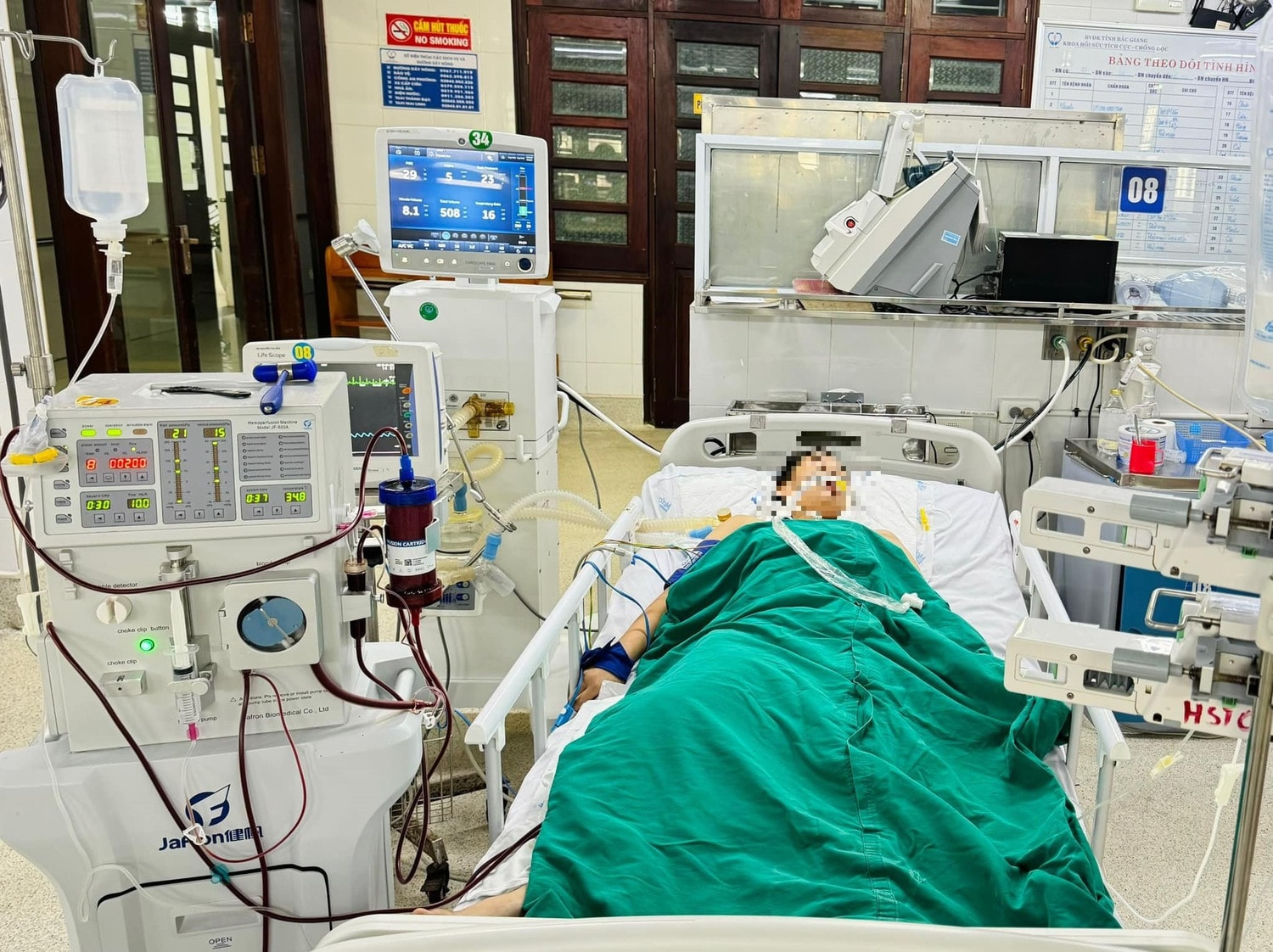 Bị rắn cạp nia cắn khi đang ngủ, 2 bệnh nhân suýt mất mạng -0