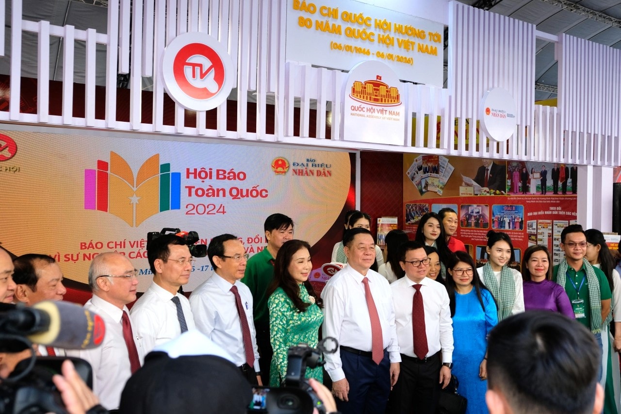 Lãnh đạo Đảng, Nhà nước và các đại biểu tham quan gian hàng của các cơ quan báo chí của Quốc hội tại Hội báo Toàn quốc năm 2024. Ảnh: Nhật Trường