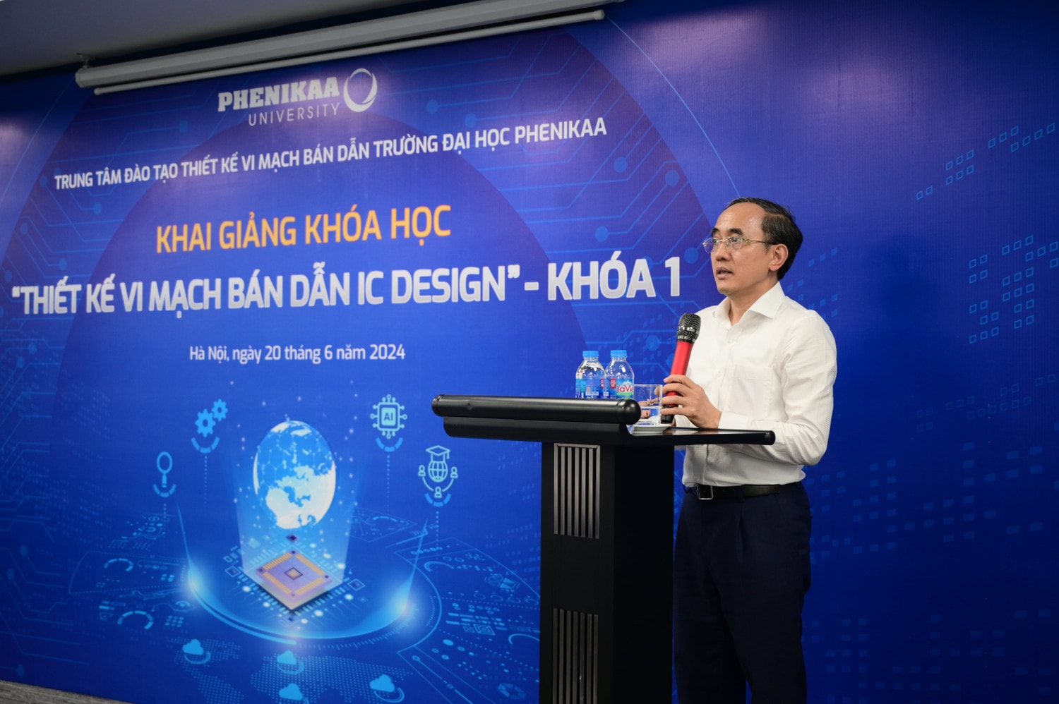 PGS.TS Hồ Xuân Năng, Chủ tịch HĐQT Tập đoàn Phenikaa, Chủ tịch HĐT Trường Đại học Phenikaa phát biểu tại buổi lễ khai giảng Trường Đại học Phenikaa cùng tập đoàn Synopsys khai giảng khóa đào tạo chuyên sâu về thiết kế vi mạch bán dẫn -0