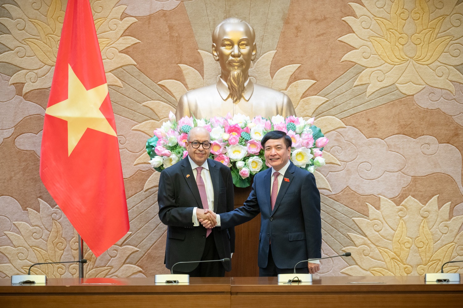 Tổng Thư ký Quốc hội, Chủ nhiệm VPQH Bùi Văn Cường và Tổng Thư ký Hạ viện Vương quốc Maroc, Chủ tịch ASGP Najib El Khadi hội đàm