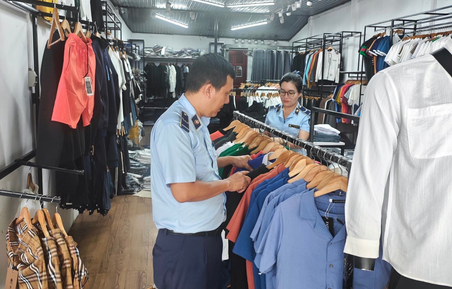 Quảng Bình: Xử phạt 400 triệu đồng, thu giữ hàng hóa vi phạm trong thương mại điện tử -0