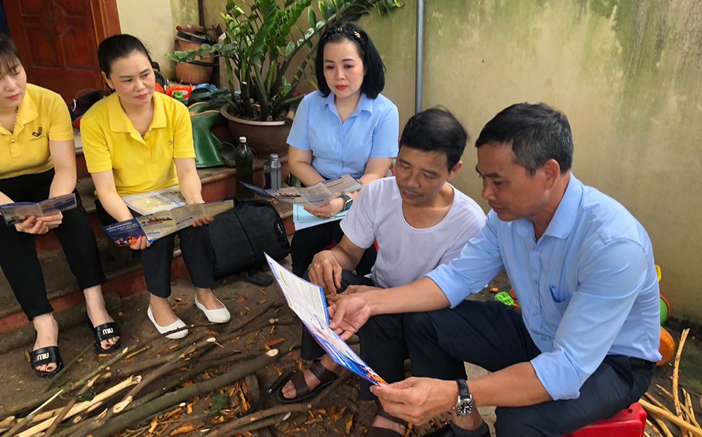Viên chức BHXH tỉnh Yên Bái và tổ chức dịch vụ thu đến các hộ gia đình để tuyên truyền vận động người dân tham gia BHXH, BHYT. Ảnh: BH