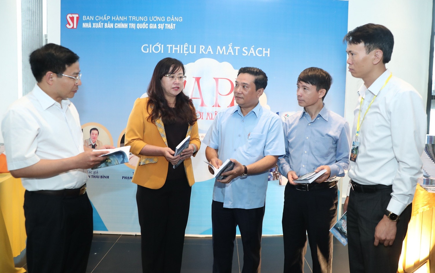 Giới thiệu ra mắt sách “Sa Pa giữa trời mây trắng” -0