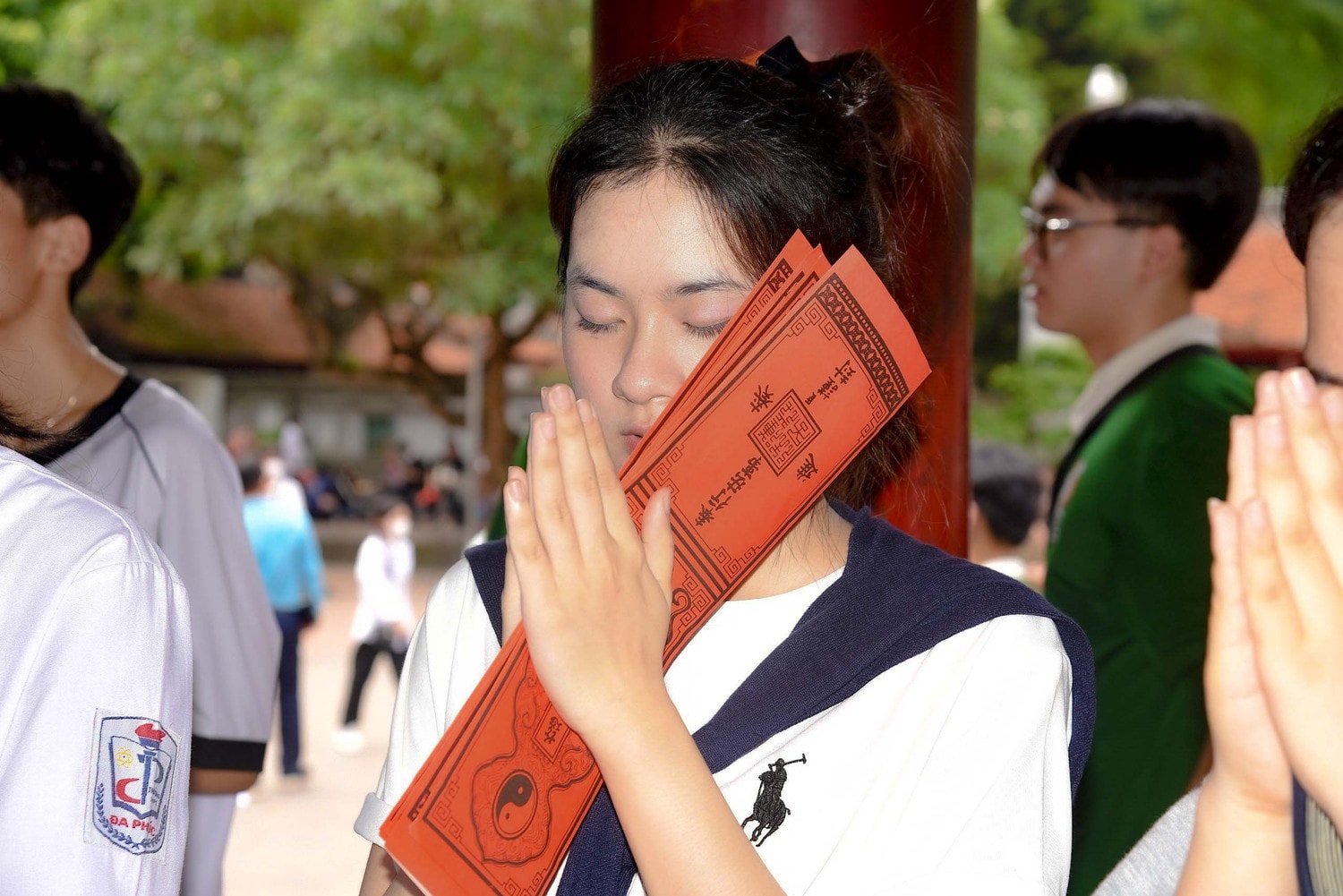 Sĩ tử đội mưa đồ dồn về Văn Miếu dâng sớ cầu may trước Kỳ thi tốt nghiệp THPT -0