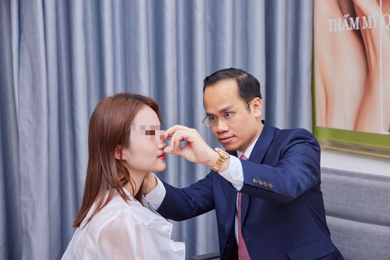 Bác sĩ Hoàng Hồng phẫu thuật nâng mũi miễn phí cho 30 tân sinh viên đại học năm 2024 -0