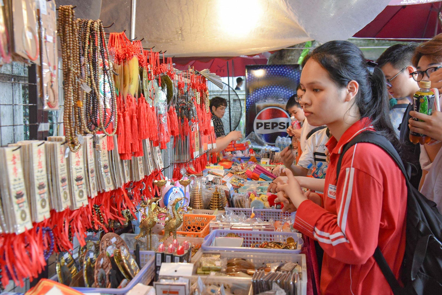 Sĩ tử đội mưa đồ dồn về Văn Miếu dâng sớ cầu may trước Kỳ thi tốt nghiệp THPT -1