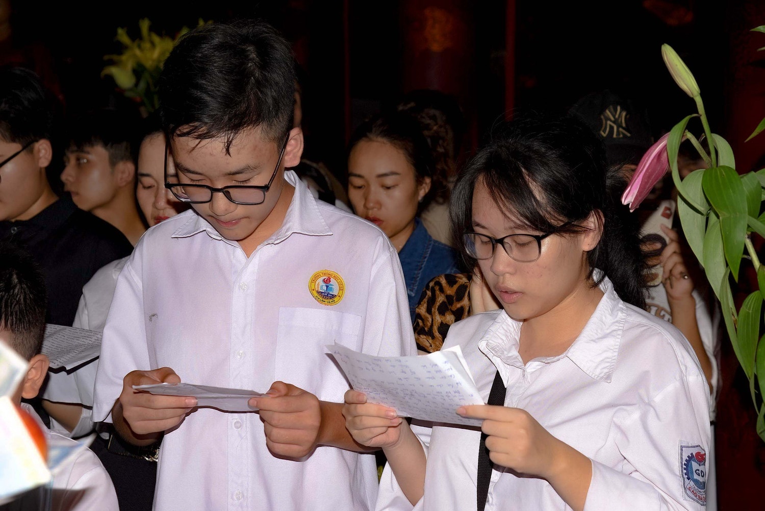 Sĩ tử đội mưa đồ dồn về Văn Miếu dâng sớ cầu may trước Kỳ thi tốt nghiệp THPT -1