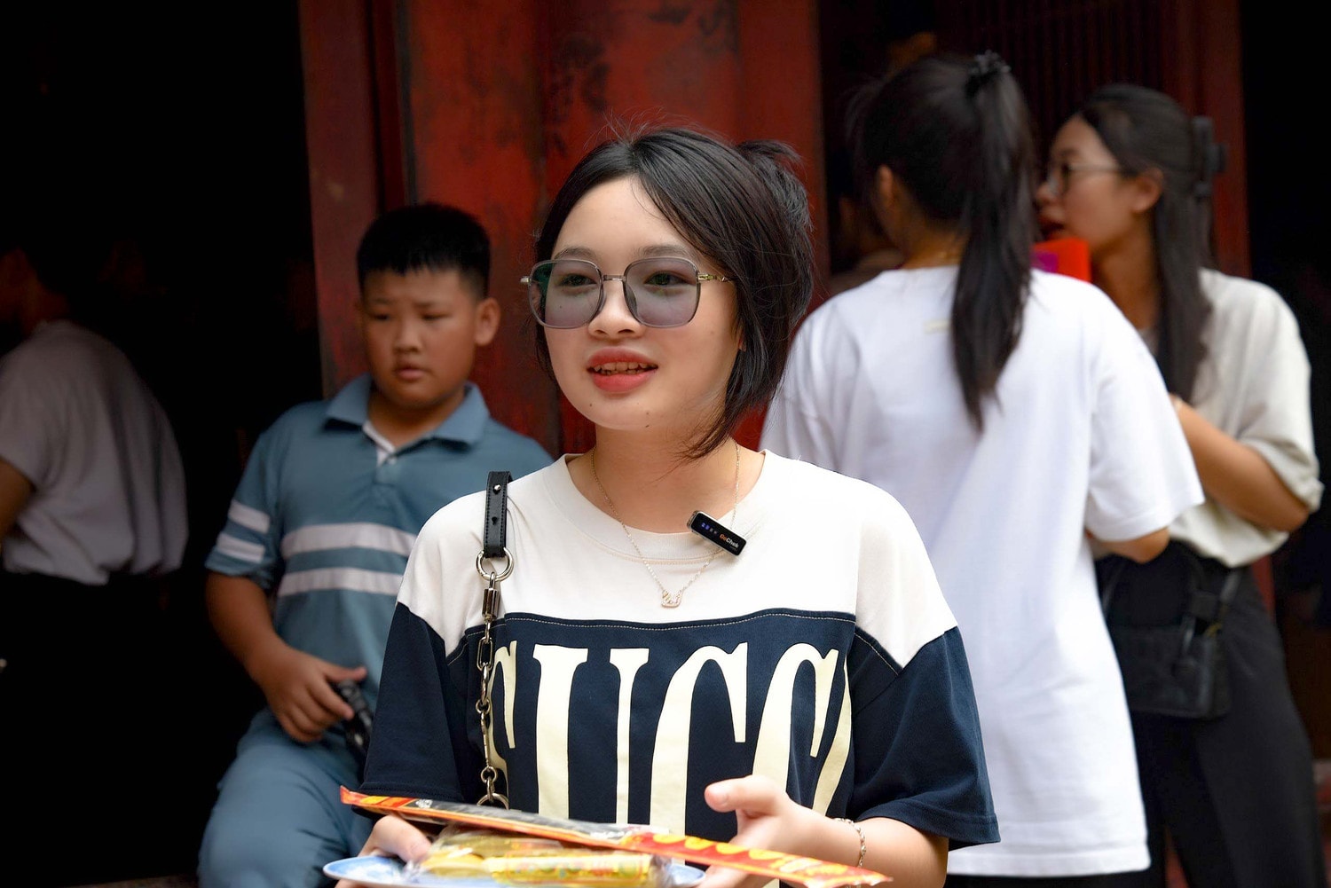 Sĩ tử đội mưa đồ dồn về Văn Miếu dâng sớ cầu may trước Kỳ thi tốt nghiệp THPT -0