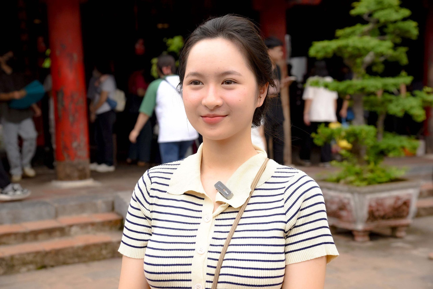 Sĩ tử đội mưa đồ dồn về Văn Miếu dâng sớ cầu may trước Kỳ thi tốt nghiệp THPT -0