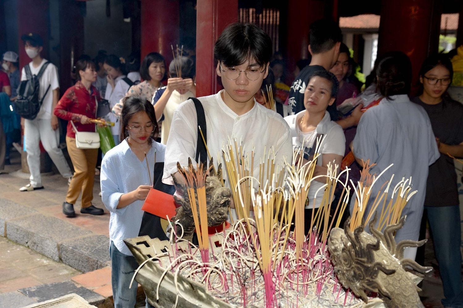 Sĩ tử đội mưa đồ dồn về Văn Miếu dâng sớ cầu may trước Kỳ thi tốt nghiệp THPT -2