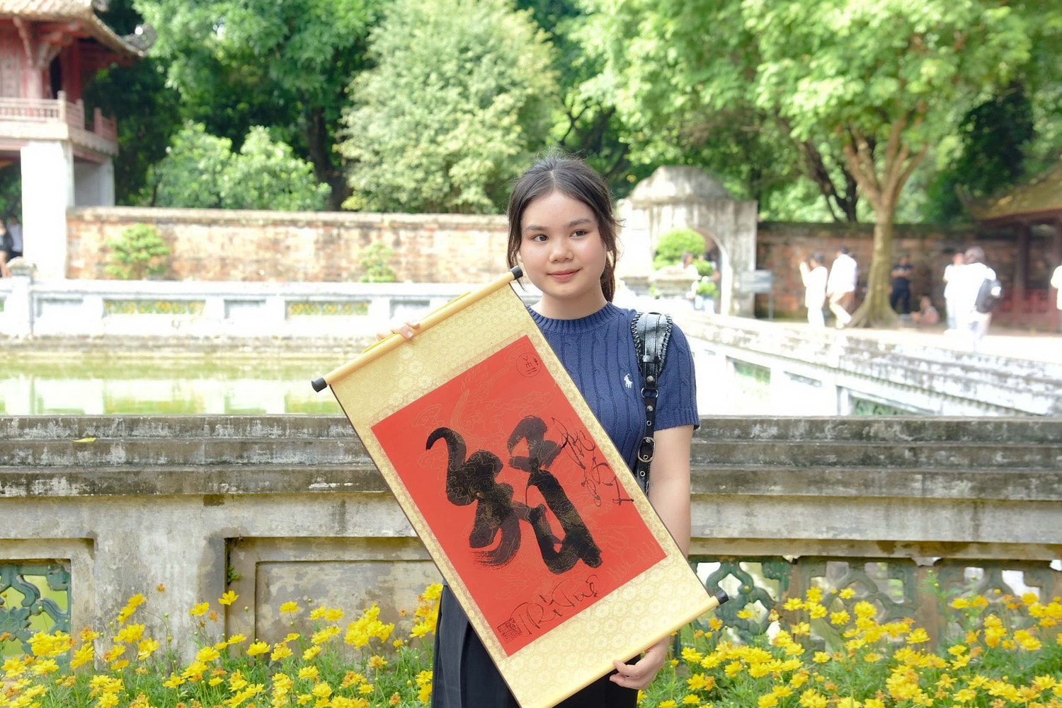 Sĩ tử đội mưa đồ dồn về Văn Miếu dâng sớ cầu may trước Kỳ thi tốt nghiệp THPT -1