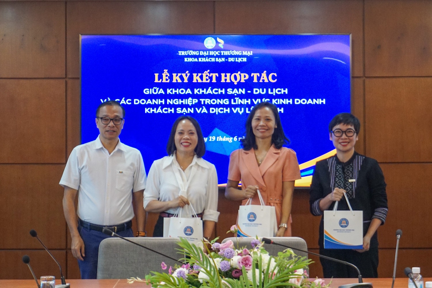 Khoa Khách sạn - Du lịch, Trường Đại học Thương mại ký kết hợp tác với 3 doanh nghiệp lớn -0
