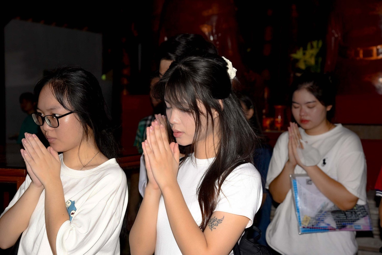 Sĩ tử đội mưa đồ dồn về Văn Miếu dâng sớ cầu may trước Kỳ thi tốt nghiệp THPT -2