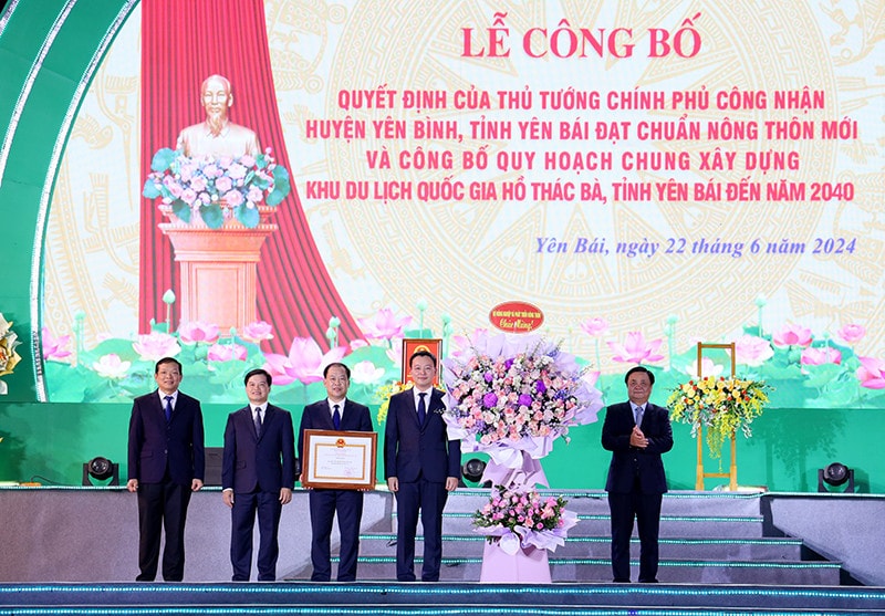 Thừa ủy quyền của Thủ tướng Chính phủ, Bộ trưởng Lê Minh Hoan trao Bằng công nhận huyện đạt chuẩn NTM cho Đảng bộ, chính quyền và Nhân dân các dân tộc huyện Yên Bình