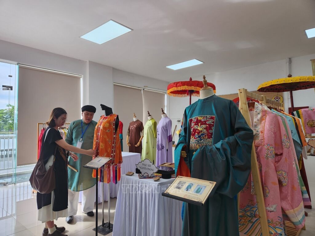 Khai thác thương hiệu và giá trị áo dài Huế -0