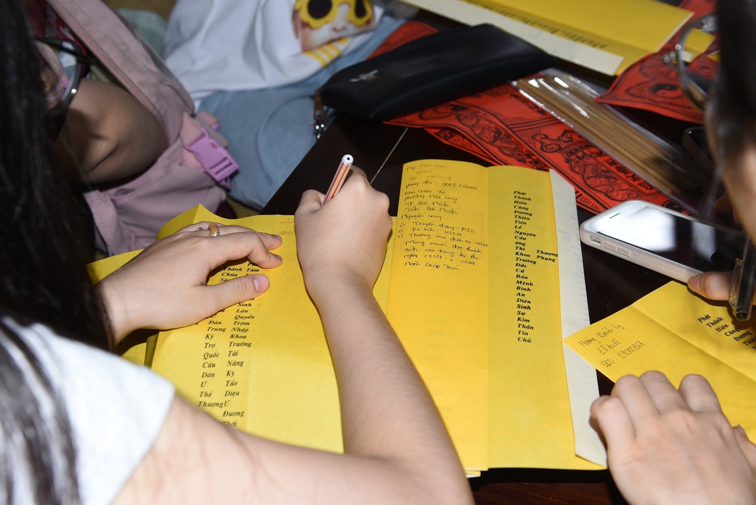Sĩ tử đội mưa đồ dồn về Văn Miếu dâng sớ cầu may trước Kỳ thi tốt nghiệp THPT -0