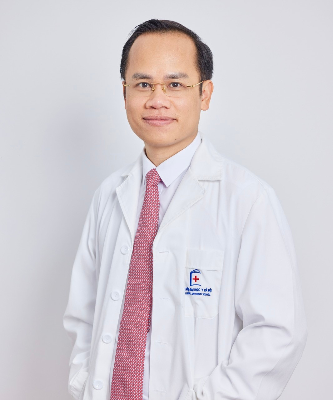 Bác sĩ Hoàng Hồng phẫu thuật nâng mũi miễn phí cho 30 tân sinh viên đại học năm 2024 -0