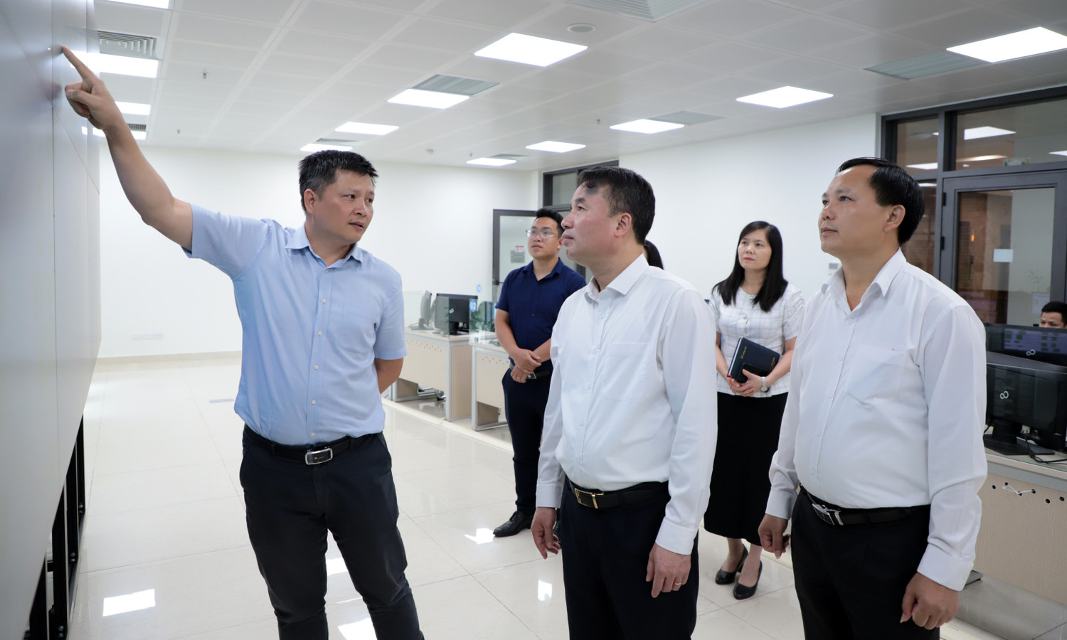 Tổng Giám đốc BHXH Việt Nam Nguyễn Thế Mạnhkiểm tra, đánh giá hoạt động của Trung tâm Điều hành hệ thống công nghệ thông tin. Ảnh: BH